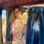 María Elisa Camargo Instagram – El perfecto cierre de un año que fue un reto para mí, para mi ego, mi auto-concepto. Qué tanta importancia le doy a encajar en un sistema que te obliga a trabajar y producir para obtener valor, y qué tanto recordar que somos seres espirituales y la importancia de jugar. WOW, qué expertos en jugar son mis amores de @maxacamp . Mind blown. The best experience to receive 2024 the WORLD had to offer, was this. Hands down. So much attention to detail, so much magic and generosity. Mexas know how to spoil ❤️ and they do it with a smile and a silly joke, every time. México tiene un chunk gigante de mi corazón. Siempre me pone las cosas en perspectiva. Y en este caso me queda claro que mi única misión en este mundo es dar AMOR, aceptar, tolerar, ESCUCHAR, darle un lugar a todos. Porque alguien tan privilegiado como yo, no tiene derecho a generar negatividad de ningún tipo. No tengo los traumas ni los demonios para respaldarlo. Así que sólo esperen amor y una sonrisa de esas amplias que ofrece mi cara, en el 2024. Gracias @craniareclaim por ofrecer básicamente un BURN en la playa. Best of every world! Y por supuesto al siempre PERFECTO y sensual @hotelelganzo por consentirnos y tratarnos divino. LOVE YOU. I’m hearing a lot about “our best version” this year, let’s walk like we talk. Ámonossss, que este año la ROMPEMOS! :: My perfect breezy tropical outfit by fave @carolinakuniverse – Mare One Piece   Nico Robe (nailing it every time- so thankful for you and what you do for the artisan community 🫶). Mi fotógrafa, partner de NYE y content creator: @magssosa 👯‍♀️ #candid