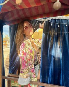 María Elisa Camargo Instagram - El perfecto cierre de un año que fue un reto para mí, para mi ego, mi auto-concepto. Qué tanta importancia le doy a encajar en un sistema que te obliga a trabajar y producir para obtener valor, y qué tanto recordar que somos seres espirituales y la importancia de jugar. WOW, qué expertos en jugar son mis amores de @maxacamp . Mind blown. The best experience to receive 2024 the WORLD had to offer, was this. Hands down. So much attention to detail, so much magic and generosity. Mexas know how to spoil ❤️ and they do it with a smile and a silly joke, every time. México tiene un chunk gigante de mi corazón. Siempre me pone las cosas en perspectiva. Y en este caso me queda claro que mi única misión en este mundo es dar AMOR, aceptar, tolerar, ESCUCHAR, darle un lugar a todos. Porque alguien tan privilegiado como yo, no tiene derecho a generar negatividad de ningún tipo. No tengo los traumas ni los demonios para respaldarlo. Así que sólo esperen amor y una sonrisa de esas amplias que ofrece mi cara, en el 2024. Gracias @craniareclaim por ofrecer básicamente un BURN en la playa. Best of every world! Y por supuesto al siempre PERFECTO y sensual @hotelelganzo por consentirnos y tratarnos divino. LOVE YOU. I’m hearing a lot about “our best version” this year, let’s walk like we talk. Ámonossss, que este año la ROMPEMOS! :: My perfect breezy tropical outfit by fave @carolinakuniverse - Mare One Piece Nico Robe (nailing it every time- so thankful for you and what you do for the artisan community 🫶). Mi fotógrafa, partner de NYE y content creator: @magssosa 👯‍♀️ #candid