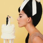 María Elisa Camargo Instagram - Qué rico salirse de la piel de uno en formas tan diferentes! Honrada por la invitación de @mubilat y @alodigital de hacer esta editorial tan sui generis, encarnando a la legendaria Priscilla, viuda de Elvis Presley. MUBI me viene acompañando hace un tiempo ya, ofreciéndome contenido de nicho, con una curación maravillosa donde realmente no hay pierde con lo que uno elija. Y ALÓ, qué les puedo decir, ha sido mi familia desde tempranas etapas de mi carrera y han estado ahí, respaldando, con honestidad y humanidad cada paso. Así que de cabeza me arrojé a esta aventura con el equipo más top del país, a viajar en el tiempo y conversar sobre mis propios retos como mujer y actriz, comparando una época que sigue siendo relevante cuando de los obstáculos que nos presenta la sociedad se trata. No se pierdan esta película fantástica y dense la oportunidad de probar @mubilat , no se van a arrepentir. La edición impresa de @alodigital ya está en tiendas! Con la espectacular @crisshurtado en portada ✨ Gracias a mi manager divina @vickypavajeau por hacer pasar cosas tan bonitas! Fotografía: @andresespinosaphoto Maquillaje: @elauribe Styling: @julianapachegu Pelo: Lorenzo Baladacchi Cake: @cakelab.co Produccion y PR: @toc_talk Entrevista: @nadynemillan