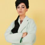 María Elisa Camargo Instagram - Qué rico salirse de la piel de uno en formas tan diferentes! Honrada por la invitación de @mubilat y @alodigital de hacer esta editorial tan sui generis, encarnando a la legendaria Priscilla, viuda de Elvis Presley. MUBI me viene acompañando hace un tiempo ya, ofreciéndome contenido de nicho, con una curación maravillosa donde realmente no hay pierde con lo que uno elija. Y ALÓ, qué les puedo decir, ha sido mi familia desde tempranas etapas de mi carrera y han estado ahí, respaldando, con honestidad y humanidad cada paso. Así que de cabeza me arrojé a esta aventura con el equipo más top del país, a viajar en el tiempo y conversar sobre mis propios retos como mujer y actriz, comparando una época que sigue siendo relevante cuando de los obstáculos que nos presenta la sociedad se trata. No se pierdan esta película fantástica y dense la oportunidad de probar @mubilat , no se van a arrepentir. La edición impresa de @alodigital ya está en tiendas! Con la espectacular @crisshurtado en portada ✨ Gracias a mi manager divina @vickypavajeau por hacer pasar cosas tan bonitas! Fotografía: @andresespinosaphoto Maquillaje: @elauribe Styling: @julianapachegu Pelo: Lorenzo Baladacchi Cake: @cakelab.co Produccion y PR: @toc_talk Entrevista: @nadynemillan