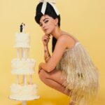 María Elisa Camargo Instagram - Qué rico salirse de la piel de uno en formas tan diferentes! Honrada por la invitación de @mubilat y @alodigital de hacer esta editorial tan sui generis, encarnando a la legendaria Priscilla, viuda de Elvis Presley. MUBI me viene acompañando hace un tiempo ya, ofreciéndome contenido de nicho, con una curación maravillosa donde realmente no hay pierde con lo que uno elija. Y ALÓ, qué les puedo decir, ha sido mi familia desde tempranas etapas de mi carrera y han estado ahí, respaldando, con honestidad y humanidad cada paso. Así que de cabeza me arrojé a esta aventura con el equipo más top del país, a viajar en el tiempo y conversar sobre mis propios retos como mujer y actriz, comparando una época que sigue siendo relevante cuando de los obstáculos que nos presenta la sociedad se trata. No se pierdan esta película fantástica y dense la oportunidad de probar @mubilat , no se van a arrepentir. La edición impresa de @alodigital ya está en tiendas! Con la espectacular @crisshurtado en portada ✨ Gracias a mi manager divina @vickypavajeau por hacer pasar cosas tan bonitas! Fotografía: @andresespinosaphoto Maquillaje: @elauribe Styling: @julianapachegu Pelo: Lorenzo Baladacchi Cake: @cakelab.co Produccion y PR: @toc_talk Entrevista: @nadynemillan