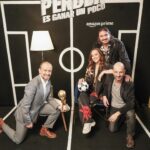 María Elisa Camargo Instagram - Proyectos entrañables, y ESTE. Con actores que vengo admirando muchos años (y que me deshicieron a carcajadas en el set), increíblemente comprometidos y enamorados de su oficio; mi tercera aventura con el inigualable y apasionado @rodrigotrianadirector (qué diferencia tener una dinámica tan establecida y un cariño tan grande por tu director 🫶), mejor dicho… Combinación explosiva. Los invito a algo diferente. Refrescante. Vean la verdadera cara de Colombia, más allá de los estigmas… la pasión por el fútbol, el amor del barrio, el baile, la gozadera, los vecinos que se vuelven familia! Y una comedia con un mensaje profundo de lo que en verdad vale la pena de estar vivos. Divertida y familiar, deliciosa para el espíritu. Perfecta para este mes de introspección y re-organizar prioridades. Ahí me cuentan 🎬 #PerderEsGanarUnPoco el 22 de Diciembre por Amazon Prime ⚽️ :: @primevideo @primevideolat . Mi outfit, naturalmente, by @daniellabatlle ❤️ & Glam Squad: @oscartsanchez @vanelopemkp @wen_cosmakeup @lasantimkup 💄