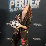 María Elisa Camargo Instagram - Proyectos entrañables, y ESTE. Con actores que vengo admirando muchos años (y que me deshicieron a carcajadas en el set), increíblemente comprometidos y enamorados de su oficio; mi tercera aventura con el inigualable y apasionado @rodrigotrianadirector (qué diferencia tener una dinámica tan establecida y un cariño tan grande por tu director 🫶), mejor dicho… Combinación explosiva. Los invito a algo diferente. Refrescante. Vean la verdadera cara de Colombia, más allá de los estigmas… la pasión por el fútbol, el amor del barrio, el baile, la gozadera, los vecinos que se vuelven familia! Y una comedia con un mensaje profundo de lo que en verdad vale la pena de estar vivos. Divertida y familiar, deliciosa para el espíritu. Perfecta para este mes de introspección y re-organizar prioridades. Ahí me cuentan 🎬 #PerderEsGanarUnPoco el 22 de Diciembre por Amazon Prime ⚽️ :: @primevideo @primevideolat . Mi outfit, naturalmente, by @daniellabatlle ❤️ & Glam Squad: @oscartsanchez @vanelopemkp @wen_cosmakeup @lasantimkup 💄