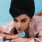 María Elisa Camargo Instagram - Qué rico salirse de la piel de uno en formas tan diferentes! Honrada por la invitación de @mubilat y @alodigital de hacer esta editorial tan sui generis, encarnando a la legendaria Priscilla, viuda de Elvis Presley. MUBI me viene acompañando hace un tiempo ya, ofreciéndome contenido de nicho, con una curación maravillosa donde realmente no hay pierde con lo que uno elija. Y ALÓ, qué les puedo decir, ha sido mi familia desde tempranas etapas de mi carrera y han estado ahí, respaldando, con honestidad y humanidad cada paso. Así que de cabeza me arrojé a esta aventura con el equipo más top del país, a viajar en el tiempo y conversar sobre mis propios retos como mujer y actriz, comparando una época que sigue siendo relevante cuando de los obstáculos que nos presenta la sociedad se trata. No se pierdan esta película fantástica y dense la oportunidad de probar @mubilat , no se van a arrepentir. La edición impresa de @alodigital ya está en tiendas! Con la espectacular @crisshurtado en portada ✨ Gracias a mi manager divina @vickypavajeau por hacer pasar cosas tan bonitas! Fotografía: @andresespinosaphoto Maquillaje: @elauribe Styling: @julianapachegu Pelo: Lorenzo Baladacchi Cake: @cakelab.co Produccion y PR: @toc_talk Entrevista: @nadynemillan