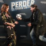 María Elisa Camargo Instagram - Proyectos entrañables, y ESTE. Con actores que vengo admirando muchos años (y que me deshicieron a carcajadas en el set), increíblemente comprometidos y enamorados de su oficio; mi tercera aventura con el inigualable y apasionado @rodrigotrianadirector (qué diferencia tener una dinámica tan establecida y un cariño tan grande por tu director 🫶), mejor dicho… Combinación explosiva. Los invito a algo diferente. Refrescante. Vean la verdadera cara de Colombia, más allá de los estigmas… la pasión por el fútbol, el amor del barrio, el baile, la gozadera, los vecinos que se vuelven familia! Y una comedia con un mensaje profundo de lo que en verdad vale la pena de estar vivos. Divertida y familiar, deliciosa para el espíritu. Perfecta para este mes de introspección y re-organizar prioridades. Ahí me cuentan 🎬 #PerderEsGanarUnPoco el 22 de Diciembre por Amazon Prime ⚽️ :: @primevideo @primevideolat . Mi outfit, naturalmente, by @daniellabatlle ❤️ & Glam Squad: @oscartsanchez @vanelopemkp @wen_cosmakeup @lasantimkup 💄