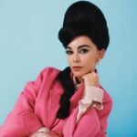 María Elisa Camargo Instagram - Qué rico salirse de la piel de uno en formas tan diferentes! Honrada por la invitación de @mubilat y @alodigital de hacer esta editorial tan sui generis, encarnando a la legendaria Priscilla, viuda de Elvis Presley. MUBI me viene acompañando hace un tiempo ya, ofreciéndome contenido de nicho, con una curación maravillosa donde realmente no hay pierde con lo que uno elija. Y ALÓ, qué les puedo decir, ha sido mi familia desde tempranas etapas de mi carrera y han estado ahí, respaldando, con honestidad y humanidad cada paso. Así que de cabeza me arrojé a esta aventura con el equipo más top del país, a viajar en el tiempo y conversar sobre mis propios retos como mujer y actriz, comparando una época que sigue siendo relevante cuando de los obstáculos que nos presenta la sociedad se trata. No se pierdan esta película fantástica y dense la oportunidad de probar @mubilat , no se van a arrepentir. La edición impresa de @alodigital ya está en tiendas! Con la espectacular @crisshurtado en portada ✨ Gracias a mi manager divina @vickypavajeau por hacer pasar cosas tan bonitas! Fotografía: @andresespinosaphoto Maquillaje: @elauribe Styling: @julianapachegu Pelo: Lorenzo Baladacchi Cake: @cakelab.co Produccion y PR: @toc_talk Entrevista: @nadynemillan
