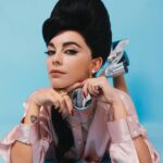 María Elisa Camargo Instagram - Qué rico salirse de la piel de uno en formas tan diferentes! Honrada por la invitación de @mubilat y @alodigital de hacer esta editorial tan sui generis, encarnando a la legendaria Priscilla, viuda de Elvis Presley. MUBI me viene acompañando hace un tiempo ya, ofreciéndome contenido de nicho, con una curación maravillosa donde realmente no hay pierde con lo que uno elija. Y ALÓ, qué les puedo decir, ha sido mi familia desde tempranas etapas de mi carrera y han estado ahí, respaldando, con honestidad y humanidad cada paso. Así que de cabeza me arrojé a esta aventura con el equipo más top del país, a viajar en el tiempo y conversar sobre mis propios retos como mujer y actriz, comparando una época que sigue siendo relevante cuando de los obstáculos que nos presenta la sociedad se trata. No se pierdan esta película fantástica y dense la oportunidad de probar @mubilat , no se van a arrepentir. La edición impresa de @alodigital ya está en tiendas! Con la espectacular @crisshurtado en portada ✨ Gracias a mi manager divina @vickypavajeau por hacer pasar cosas tan bonitas! Fotografía: @andresespinosaphoto Maquillaje: @elauribe Styling: @julianapachegu Pelo: Lorenzo Baladacchi Cake: @cakelab.co Produccion y PR: @toc_talk Entrevista: @nadynemillan