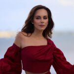 María Elisa Camargo Instagram - Agárrate 2024 que voy con TODO y más. ⚡️🍾 :: 💃🏻 by @daniellabatlle - 📸 @estuardguinea - 💄 @makeupbydariia