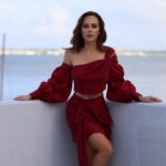 María Elisa Camargo Instagram - Agárrate 2024 que voy con TODO y más. ⚡️🍾 :: 💃🏻 by @daniellabatlle - 📸 @estuardguinea - 💄 @makeupbydariia