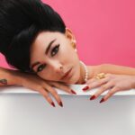 María Elisa Camargo Instagram - Qué rico salirse de la piel de uno en formas tan diferentes! Honrada por la invitación de @mubilat y @alodigital de hacer esta editorial tan sui generis, encarnando a la legendaria Priscilla, viuda de Elvis Presley. MUBI me viene acompañando hace un tiempo ya, ofreciéndome contenido de nicho, con una curación maravillosa donde realmente no hay pierde con lo que uno elija. Y ALÓ, qué les puedo decir, ha sido mi familia desde tempranas etapas de mi carrera y han estado ahí, respaldando, con honestidad y humanidad cada paso. Así que de cabeza me arrojé a esta aventura con el equipo más top del país, a viajar en el tiempo y conversar sobre mis propios retos como mujer y actriz, comparando una época que sigue siendo relevante cuando de los obstáculos que nos presenta la sociedad se trata. No se pierdan esta película fantástica y dense la oportunidad de probar @mubilat , no se van a arrepentir. La edición impresa de @alodigital ya está en tiendas! Con la espectacular @crisshurtado en portada ✨ Gracias a mi manager divina @vickypavajeau por hacer pasar cosas tan bonitas! Fotografía: @andresespinosaphoto Maquillaje: @elauribe Styling: @julianapachegu Pelo: Lorenzo Baladacchi Cake: @cakelab.co Produccion y PR: @toc_talk Entrevista: @nadynemillan