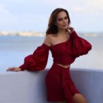 María Elisa Camargo Instagram - Agárrate 2024 que voy con TODO y más. ⚡️🍾 :: 💃🏻 by @daniellabatlle - 📸 @estuardguinea - 💄 @makeupbydariia
