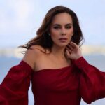 María Elisa Camargo Instagram - Agárrate 2024 que voy con TODO y más. ⚡️🍾 :: 💃🏻 by @daniellabatlle - 📸 @estuardguinea - 💄 @makeupbydariia