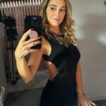 María Elisa Camargo Instagram - Shameless selfie de Kathe the Cat en su little black dress. 😇🖤 - MUY emocionada de mostrarles lo que viene 🎬💄