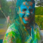 María Fernanda Yépes Instagram - Así nos despide India 🌈 Festival Holi• el festival de Colores. El Holi es una de las fiestas más alegres y populares de India, durante la cual no solo se celebra el cambio del invierno a la primavera, sino también, según el hinduismo, la victoria del bien sobre el mal. El origen de la festividad es religioso y surge de la mitología hinduista. Cuando el dios Vishnu quemó en la hoguera a Holika, la encarnación del mal, y salvó a su fiel creyente Prahlad. #happyholi #holifestival #8marzo