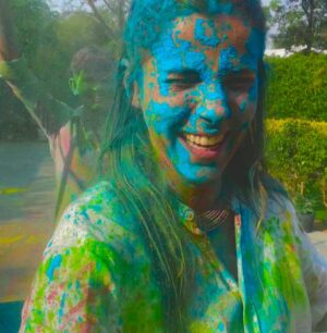 María Fernanda Yépes Instagram - Así nos despide India 🌈

Festival Holi• el festival de Colores. 

El Holi es una de las fiestas más alegres y populares de India, durante la cual no solo se celebra el cambio del invierno a la primavera, sino también, según el hinduismo, la victoria del bien sobre el mal.

El origen de la festividad es religioso y surge de la mitología hinduista. Cuando el dios Vishnu quemó en la hoguera a Holika, la encarnación del mal, y salvó a su fiel creyente Prahlad. 

#happyholi #holifestival #8marzo