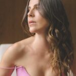María Fernanda Yépes Instagram - Un día en el Cielo… un día feliz.. el día que me la creí…🙌🏻✨🎀 . El día que estrenamos #lineadetiempo en Medellín. Les voy a confesar algo… Yo siempre fui super insegura con mi trabajo, nunca me la creí… siempre que iba a estrenar algún proyecto hacía todo lo posible por no hablar de eso, por no promocionarlo… por pasarlo por alto… y era solo por el simple hecho que no me lo creía, no me sentía suficiente, era mi peor verdugo y me criticaba horrores. Nunca me sentí buena actriz y siempre que me veía en pantalla sentía que todo eso que hacía no tenía sentido… Hoy elijo creérmelo, abrazar ese juicio y callar la saboteadora que siempre habitó en mi. Elijo mirarme con amor, agradecerme por todo el trabajo caminado… bueno, malo, regular cómo haya sido. Ha sido mio el que elegí para aprender y crecer. Hoy elijo mirarme al espejo con amor, con compasión sin ser tan dura, me miro y me río y agradezco y me agradezco por haber llegado hasta aquí. Y tu? Que tan duro eres contigo? Con tus logros? Tu camino? Ahí les dejo esa reflexión con amor!!! Fer🌷✨ Gracias a todas las personas que hicieron de ese día un día FELIZ. @elcielohotel @allinone_pr_agency 📸: @soyfelipevilla HM: @paularestrepo.makeup 👗: @mariaelenavillamil