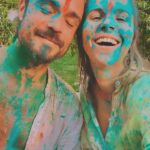 María Fernanda Yépes Instagram - Así nos despide India 🌈 Festival Holi• el festival de Colores. El Holi es una de las fiestas más alegres y populares de India, durante la cual no solo se celebra el cambio del invierno a la primavera, sino también, según el hinduismo, la victoria del bien sobre el mal. El origen de la festividad es religioso y surge de la mitología hinduista. Cuando el dios Vishnu quemó en la hoguera a Holika, la encarnación del mal, y salvó a su fiel creyente Prahlad. #happyholi #holifestival #8marzo