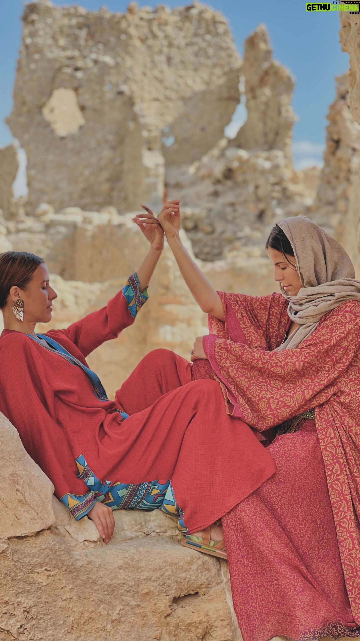 María Fernanda Yépes Instagram - To remember…re-member, if we break the word down it means bringing back the pieces of oneself. The Feminine is re-membering. She speaks in the language of music and dance and the invisible way eyes speak, the desert speaks, Love speaks. Grateful to the land of Egypt and the ancient magic of these temples…⚜️ Recordar las memorias y recoger las piezas perdidas de nuestra historia. Eternamente agradecida con estas tierras sagradas⚜️✨🫶🏻🤍 Egipto un viaje para RE-Cordar y Re-conectar. Gracias, gracias, gracias Shukran, shukran , shukran Thanks sister @vandanahart for never stop dancing Gracias @vandanahart por sanar y abrir los corazones siempre danzando, sigue compartiendo tu magia por el mundo. Lovyu 🫶🏻🌈 Music by: @apechimba #egipto #egypt#siwaoasis #templodeamon #oracle #wespeakdance#dance#womenempowerment