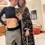 María Fernanda Yépes Instagram – Algunos dirán que llego muy rápido  la Navidad a esta casa, pero se trata de celebrar y agradecer la vida!
Que rico celebrar como un par de niñas hoy mi @mariafelina  te adoro hermana de la vida y la sanación. 💜💚😻