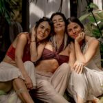 María Fernanda Yépes Instagram - Cuando las mujeres nos juntamos en círculos de hermandad, la magia ocurre. Nos permitimos vernos reflejadas en las historias de las otras, nos reconocemos en nuestras luces y sombras y volvemos a RECORDAR (volver a pasar por el corazón). Volvemos a conectar con la fuerza creadora e infinita de nuestro vientre, con nuestras memorias y así juntas sanamos!!!!! GRACIAS @mujersalvajeylibre por recordarnos la medicina del movimiento, por ayudarnos a entender cómo transitar todas nuestras facetas con amor y cuidado. GRACIAS @raizderio_ por ser la guardiana y cuidandera de este territorio. Gracias @onesantuario por acogernos con tanto amor y mimo. Gracias @camimarz por nutrirnos con tus delicia!!! Gracias a todas las mujeres que acompañaron este rezo de amor y sanación. Juntas somos INFINITAS 🤍 ♾️ Gracias a los chicos de cámara que nos acompañaron con respeto y cuidado. @cerraphilms @sacostamen