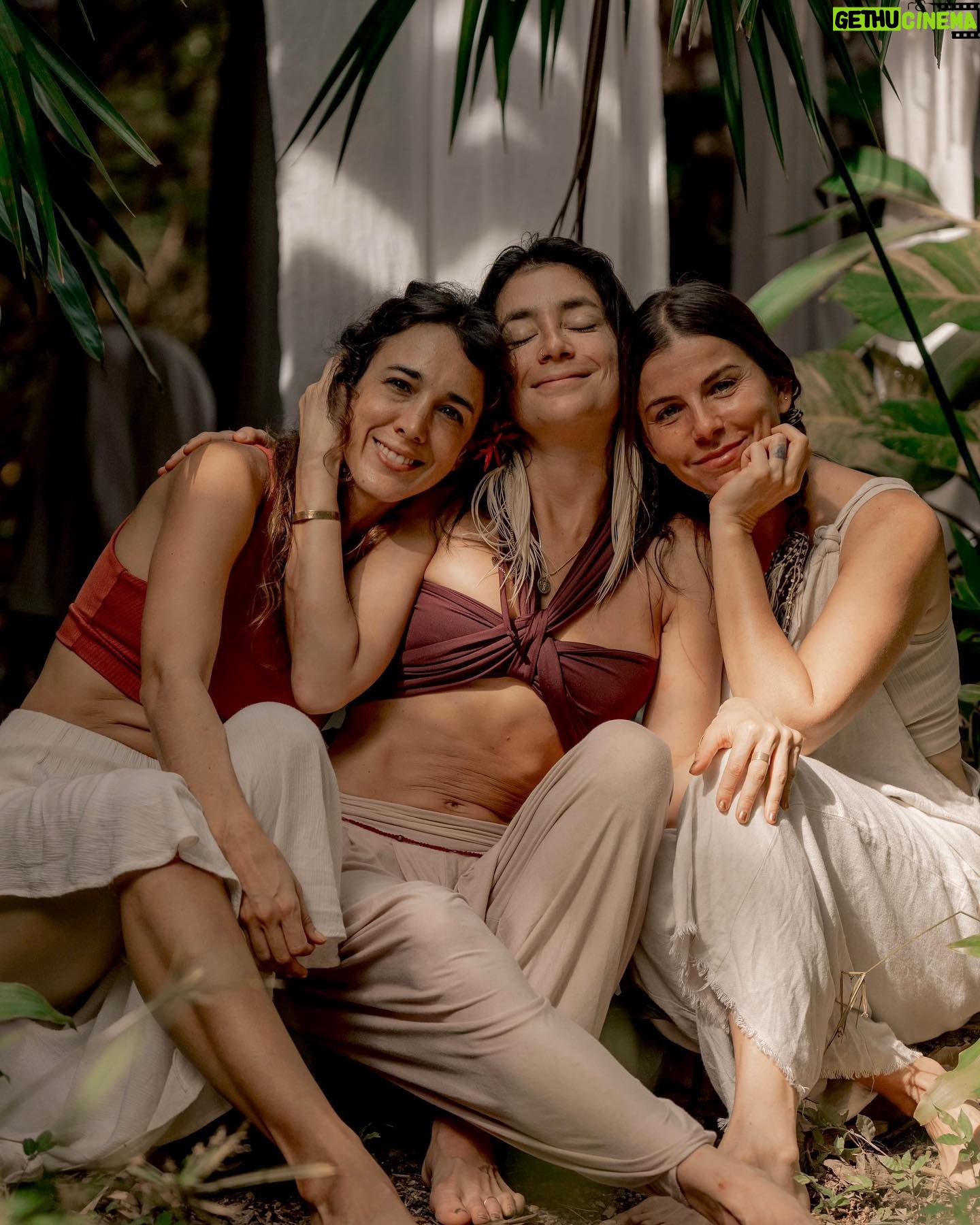 María Fernanda Yépes Instagram - Cuando las mujeres nos juntamos en círculos de hermandad, la magia ocurre. Nos permitimos vernos reflejadas en las historias de las otras, nos reconocemos en nuestras luces y sombras y volvemos a RECORDAR (volver a pasar por el corazón). Volvemos a conectar con la fuerza creadora e infinita de nuestro vientre, con nuestras memorias y así juntas sanamos!!!!! GRACIAS @mujersalvajeylibre por recordarnos la medicina del movimiento, por ayudarnos a entender cómo transitar todas nuestras facetas con amor y cuidado. GRACIAS @raizderio_ por ser la guardiana y cuidandera de este territorio. Gracias @onesantuario por acogernos con tanto amor y mimo. Gracias @camimarz por nutrirnos con tus delicia!!! Gracias a todas las mujeres que acompañaron este rezo de amor y sanación. Juntas somos INFINITAS 🤍 ♾️ Gracias a los chicos de cámara que nos acompañaron con respeto y cuidado. @cerraphilms @sacostamen