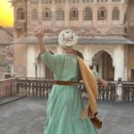 María Fernanda Yépes Instagram - Namaste India 🙏🏻💫 Quisiera escribir muchas cosas acerca de este viaje que me trajo a India a conocer esta cultura.. y me encantaría contarles varias de mis impresiones … pero por ahora quisiera reverenciar esta palabra tan usada y aveces no entendida por completo en nuestro mundo occidental • NAMASTE• Namasté o námaste es el saludo tradicional de la India. Se utiliza además para despedirse, pedir, dar gracias, mostrar respeto o veneración y para rezar. Namasté es una palabra en sánscrito (lengua clásica de la India). «Namas», quiere decir «reverencia, inclinarse», y «te» significa «ti». Por lo tanto, namaste (o namasté) significa «te saludo» o «te reverencio». Namaste también se traduce desde el sánscrito como “lo divino dentro de mí saluda a lo divino dentro de ti”, o “El Espíritu dentro de mí honra y respeta al tuyo”. Lo más hermoso de esta terminología es que tiene una infinidad de interpretaciones y connotaciones agradables para referirse al otro, como “la mejor parte de mí le desea lo mejor a lo más profundo de la tuya” Ahg! Que belleza, además va acompañada de una unión de manos en forma de rezo El mudra que acompaña a Namaste, es una posición simbólica de las manos con las palmas juntas en forma de rezo y en el centro del pecho, haciendo una ligera inclinación con la cabeza cerrando los ojos. Las manos se colocan frente al pecho porque es el lugar del chakra corazón. Por eso de las cosas que más he atesorado en este viaje.. es esta hermosa forma de saludar desde el corazón. NAMASTE India💫🤍 Ha sido una verdadera sorpresa visitarte. GRACIAS ❤️