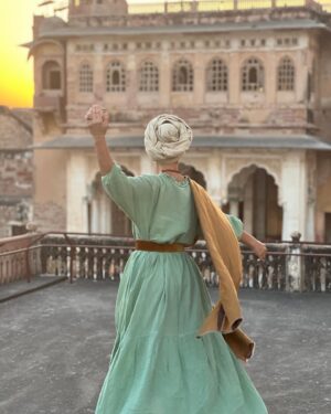 María Fernanda Yépes Instagram - Namaste India 🙏🏻💫

Quisiera escribir muchas cosas acerca de este viaje que me trajo a India a conocer esta cultura.. y me encantaría contarles varias de mis impresiones … pero por ahora quisiera reverenciar esta palabra tan usada y aveces no entendida por completo en nuestro mundo occidental • NAMASTE•

Namasté o námaste es el saludo tradicional de la India. Se utiliza además para despedirse, pedir, dar gracias, mostrar respeto o veneración y para rezar.

Namasté es una palabra en sánscrito (lengua clásica de la India). «Namas», quiere decir «reverencia, inclinarse», y «te» significa «ti». Por lo tanto, namaste (o namasté) significa «te saludo» o «te reverencio». 

Namaste también se traduce desde el sánscrito como “lo divino dentro de mí saluda a lo divino dentro de ti”, o “El Espíritu dentro de mí honra y respeta al tuyo”.
Lo más hermoso de esta terminología es que tiene una infinidad de interpretaciones y connotaciones agradables para referirse al otro, como “la mejor parte de mí le desea lo mejor a lo más profundo de la tuya”

Ahg! Que belleza, además va acompañada de una unión de manos en forma de rezo El mudra que acompaña a Namaste, es una posición simbólica de las manos con las palmas juntas en forma de rezo y en el centro del pecho, haciendo una ligera inclinación con la cabeza cerrando los ojos. Las manos se colocan frente al pecho porque es el lugar del chakra corazón.

Por eso de las cosas que más he atesorado en este viaje.. es esta hermosa forma de saludar desde el corazón. 

NAMASTE India💫🤍

Ha sido una verdadera sorpresa visitarte.

GRACIAS ❤️