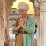 María Fernanda Yépes Instagram - Namaste India 🙏🏻💫 Quisiera escribir muchas cosas acerca de este viaje que me trajo a India a conocer esta cultura.. y me encantaría contarles varias de mis impresiones … pero por ahora quisiera reverenciar esta palabra tan usada y aveces no entendida por completo en nuestro mundo occidental • NAMASTE• Namasté o námaste es el saludo tradicional de la India. Se utiliza además para despedirse, pedir, dar gracias, mostrar respeto o veneración y para rezar. Namasté es una palabra en sánscrito (lengua clásica de la India). «Namas», quiere decir «reverencia, inclinarse», y «te» significa «ti». Por lo tanto, namaste (o namasté) significa «te saludo» o «te reverencio». Namaste también se traduce desde el sánscrito como “lo divino dentro de mí saluda a lo divino dentro de ti”, o “El Espíritu dentro de mí honra y respeta al tuyo”. Lo más hermoso de esta terminología es que tiene una infinidad de interpretaciones y connotaciones agradables para referirse al otro, como “la mejor parte de mí le desea lo mejor a lo más profundo de la tuya” Ahg! Que belleza, además va acompañada de una unión de manos en forma de rezo El mudra que acompaña a Namaste, es una posición simbólica de las manos con las palmas juntas en forma de rezo y en el centro del pecho, haciendo una ligera inclinación con la cabeza cerrando los ojos. Las manos se colocan frente al pecho porque es el lugar del chakra corazón. Por eso de las cosas que más he atesorado en este viaje.. es esta hermosa forma de saludar desde el corazón. NAMASTE India💫🤍 Ha sido una verdadera sorpresa visitarte. GRACIAS ❤️