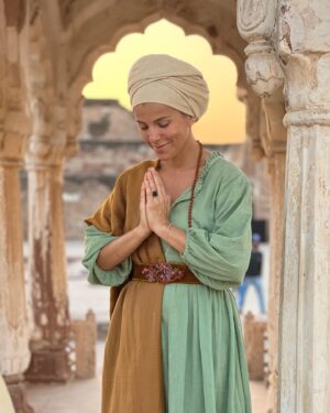 María Fernanda Yépes Instagram - Namaste India 🙏🏻💫

Quisiera escribir muchas cosas acerca de este viaje que me trajo a India a conocer esta cultura.. y me encantaría contarles varias de mis impresiones … pero por ahora quisiera reverenciar esta palabra tan usada y aveces no entendida por completo en nuestro mundo occidental • NAMASTE•

Namasté o námaste es el saludo tradicional de la India. Se utiliza además para despedirse, pedir, dar gracias, mostrar respeto o veneración y para rezar.

Namasté es una palabra en sánscrito (lengua clásica de la India). «Namas», quiere decir «reverencia, inclinarse», y «te» significa «ti». Por lo tanto, namaste (o namasté) significa «te saludo» o «te reverencio». 

Namaste también se traduce desde el sánscrito como “lo divino dentro de mí saluda a lo divino dentro de ti”, o “El Espíritu dentro de mí honra y respeta al tuyo”.
Lo más hermoso de esta terminología es que tiene una infinidad de interpretaciones y connotaciones agradables para referirse al otro, como “la mejor parte de mí le desea lo mejor a lo más profundo de la tuya”

Ahg! Que belleza, además va acompañada de una unión de manos en forma de rezo El mudra que acompaña a Namaste, es una posición simbólica de las manos con las palmas juntas en forma de rezo y en el centro del pecho, haciendo una ligera inclinación con la cabeza cerrando los ojos. Las manos se colocan frente al pecho porque es el lugar del chakra corazón.

Por eso de las cosas que más he atesorado en este viaje.. es esta hermosa forma de saludar desde el corazón. 

NAMASTE India💫🤍

Ha sido una verdadera sorpresa visitarte.

GRACIAS ❤️