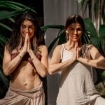 María Fernanda Yépes Instagram - Cuando las mujeres nos juntamos en círculos de hermandad, la magia ocurre. Nos permitimos vernos reflejadas en las historias de las otras, nos reconocemos en nuestras luces y sombras y volvemos a RECORDAR (volver a pasar por el corazón). Volvemos a conectar con la fuerza creadora e infinita de nuestro vientre, con nuestras memorias y así juntas sanamos!!!!! GRACIAS @mujersalvajeylibre por recordarnos la medicina del movimiento, por ayudarnos a entender cómo transitar todas nuestras facetas con amor y cuidado. GRACIAS @raizderio_ por ser la guardiana y cuidandera de este territorio. Gracias @onesantuario por acogernos con tanto amor y mimo. Gracias @camimarz por nutrirnos con tus delicia!!! Gracias a todas las mujeres que acompañaron este rezo de amor y sanación. Juntas somos INFINITAS 🤍 ♾️ Gracias a los chicos de cámara que nos acompañaron con respeto y cuidado. @cerraphilms @sacostamen