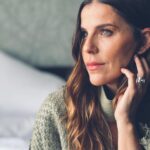 María Fernanda Yépes Instagram - Me gustan mis arrugas, esas líneas de expresión que con el pasar de los años se van dibujando en mi cara. No pretendo borrarlas, no las quiero esconder, para mi son un hermoso reflejo de VIDA!!! Estoy en mis 40 y no escondo mi edad. Me encanta esta etapa en la que me reconozco madura, segura , sin complejos ni carencias. Me gusta cuidarme y darle a mi cuerpo lo que necesita sin necesidad de dañarlo. Atrás pasaron esos años de querer encajar, de querer pertenecer a un estereotipo de belleza que me dictaba la moda del momento. Hoy me siento segura en mi piel, me reconozco infinita, valiosa, serena. Hoy más que nunca celebro mis años, mis batallas ganadas, el camino recorrido… Gracias querida Sandra por entender esas necesidades y respetar lo que no estoy dispuesta a hacer. gracias por cuidar de mi piel e integridad de la forma más amorosa y sagrada 💚 @presenzaclinica
