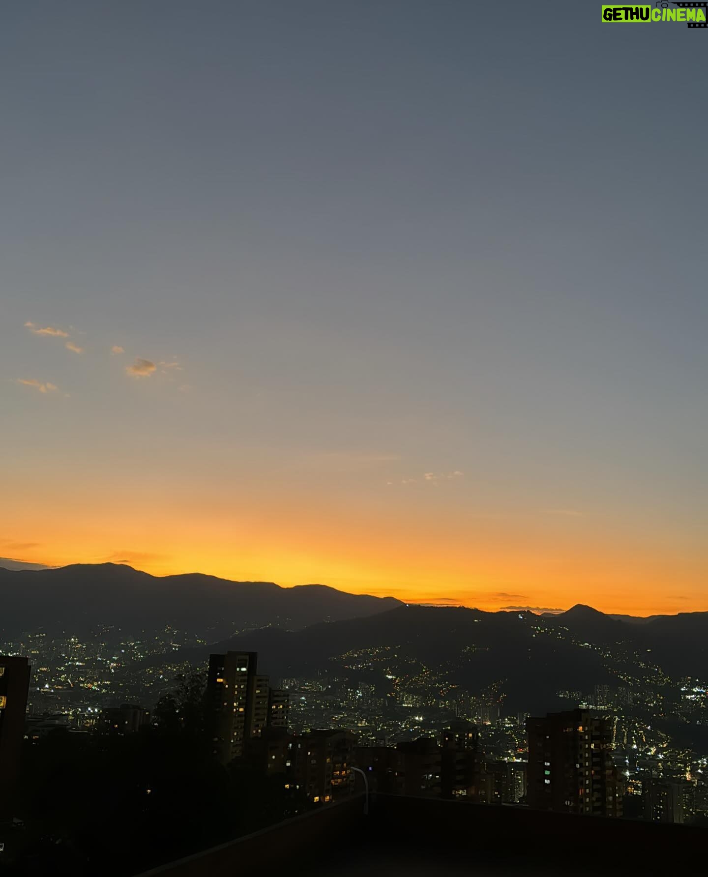 María Fernanda Yépes Instagram - Y así despido este mes de Febrero… Donde para mí fue como una montaña rusa de emociones. Morí… Nací … Dejé atrás un dolor.. Lo quemé, lo solté y lo transformé en flores, aprendizajes y colores 🌈✨ y volví a sonreír…. POR QUE LA VIDA EMPIEZA MUCHAS VECES!!!! Y tú? Como despides este mes?