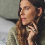 María Fernanda Yépes Instagram - Me gustan mis arrugas, esas líneas de expresión que con el pasar de los años se van dibujando en mi cara. No pretendo borrarlas, no las quiero esconder, para mi son un hermoso reflejo de VIDA!!! Estoy en mis 40 y no escondo mi edad. Me encanta esta etapa en la que me reconozco madura, segura , sin complejos ni carencias. Me gusta cuidarme y darle a mi cuerpo lo que necesita sin necesidad de dañarlo. Atrás pasaron esos años de querer encajar, de querer pertenecer a un estereotipo de belleza que me dictaba la moda del momento. Hoy me siento segura en mi piel, me reconozco infinita, valiosa, serena. Hoy más que nunca celebro mis años, mis batallas ganadas, el camino recorrido… Gracias querida Sandra por entender esas necesidades y respetar lo que no estoy dispuesta a hacer. gracias por cuidar de mi piel e integridad de la forma más amorosa y sagrada 💚 @presenzaclinica