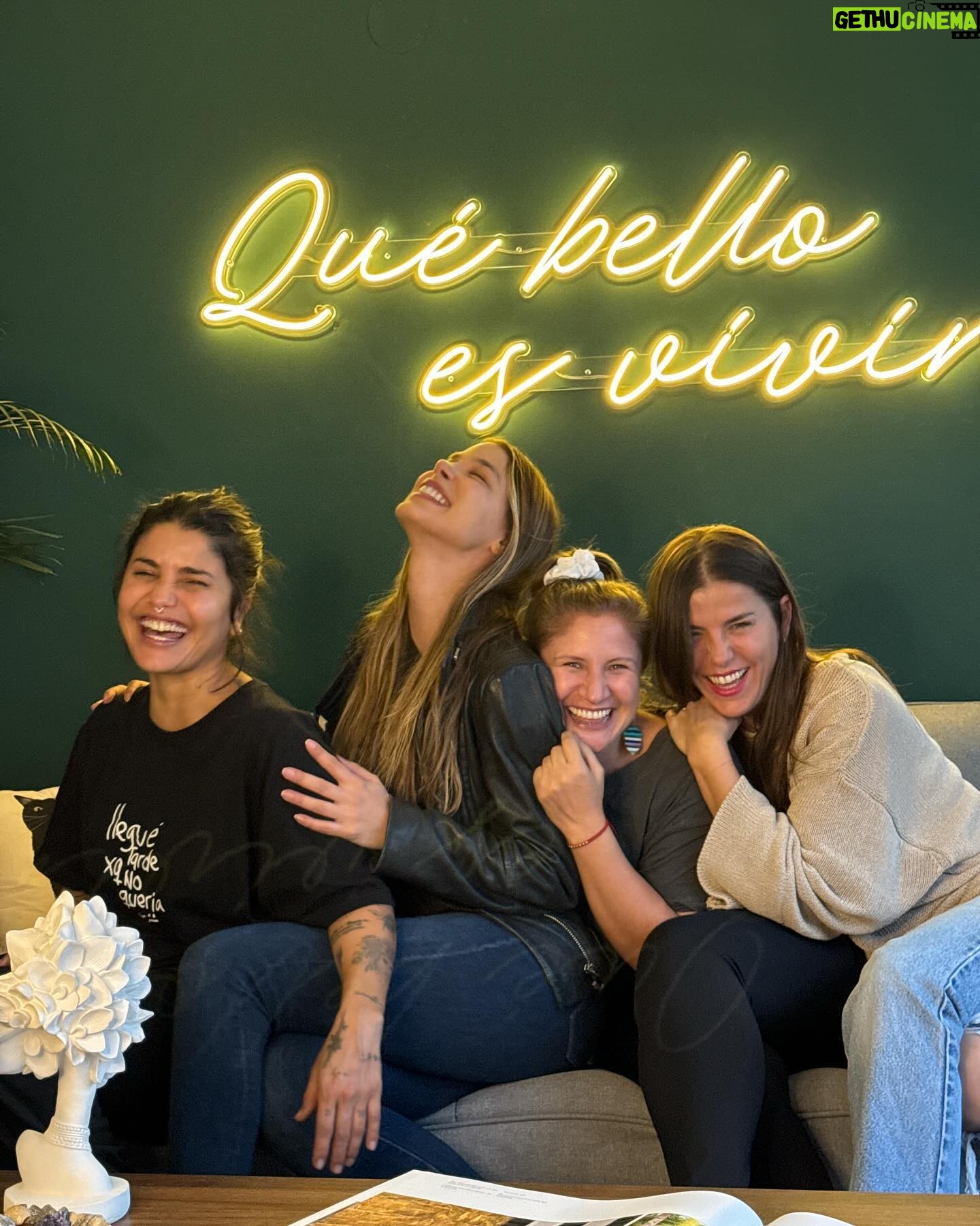 María Fernanda Yépes Instagram - QUE BELLO ES VIVIR y coincidir con personas bonitas de corazón ♥️ Gracias @martinalapeligrosa por abrirnos las puertas de tu hogar y compartirnos tanta buena onda y sabor!!! sos un ☀️ que pela’ tan Vacana esta muchachita del Carito Dominguito sabroson con las compas @dominicaduque @vicky.berrio