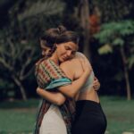 María Fernanda Yépes Instagram - Cuando las mujeres nos juntamos en círculos de hermandad, la magia ocurre. Nos permitimos vernos reflejadas en las historias de las otras, nos reconocemos en nuestras luces y sombras y volvemos a RECORDAR (volver a pasar por el corazón). Volvemos a conectar con la fuerza creadora e infinita de nuestro vientre, con nuestras memorias y así juntas sanamos!!!!! GRACIAS @mujersalvajeylibre por recordarnos la medicina del movimiento, por ayudarnos a entender cómo transitar todas nuestras facetas con amor y cuidado. GRACIAS @raizderio_ por ser la guardiana y cuidandera de este territorio. Gracias @onesantuario por acogernos con tanto amor y mimo. Gracias @camimarz por nutrirnos con tus delicia!!! Gracias a todas las mujeres que acompañaron este rezo de amor y sanación. Juntas somos INFINITAS 🤍 ♾️ Gracias a los chicos de cámara que nos acompañaron con respeto y cuidado. @cerraphilms @sacostamen