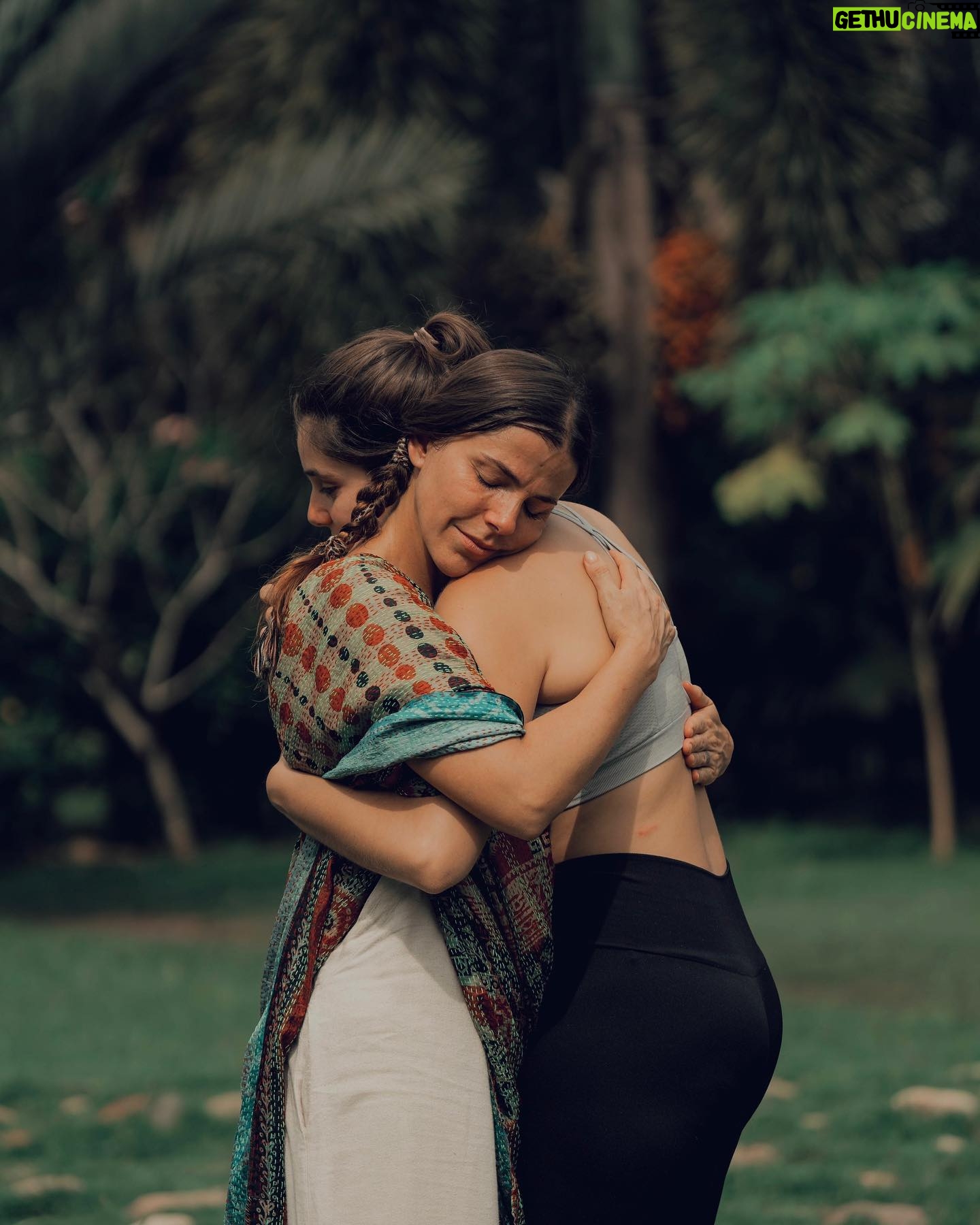 María Fernanda Yépes Instagram - Cuando las mujeres nos juntamos en círculos de hermandad, la magia ocurre. Nos permitimos vernos reflejadas en las historias de las otras, nos reconocemos en nuestras luces y sombras y volvemos a RECORDAR (volver a pasar por el corazón). Volvemos a conectar con la fuerza creadora e infinita de nuestro vientre, con nuestras memorias y así juntas sanamos!!!!! GRACIAS @mujersalvajeylibre por recordarnos la medicina del movimiento, por ayudarnos a entender cómo transitar todas nuestras facetas con amor y cuidado. GRACIAS @raizderio_ por ser la guardiana y cuidandera de este territorio. Gracias @onesantuario por acogernos con tanto amor y mimo. Gracias @camimarz por nutrirnos con tus delicia!!! Gracias a todas las mujeres que acompañaron este rezo de amor y sanación. Juntas somos INFINITAS 🤍 ♾️ Gracias a los chicos de cámara que nos acompañaron con respeto y cuidado. @cerraphilms @sacostamen