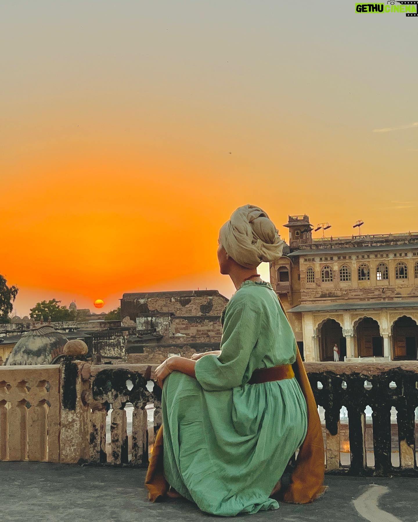 María Fernanda Yépes Instagram - Namaste India 🙏🏻💫 Quisiera escribir muchas cosas acerca de este viaje que me trajo a India a conocer esta cultura.. y me encantaría contarles varias de mis impresiones … pero por ahora quisiera reverenciar esta palabra tan usada y aveces no entendida por completo en nuestro mundo occidental • NAMASTE• Namasté o námaste es el saludo tradicional de la India. Se utiliza además para despedirse, pedir, dar gracias, mostrar respeto o veneración y para rezar. Namasté es una palabra en sánscrito (lengua clásica de la India). «Namas», quiere decir «reverencia, inclinarse», y «te» significa «ti». Por lo tanto, namaste (o namasté) significa «te saludo» o «te reverencio». Namaste también se traduce desde el sánscrito como “lo divino dentro de mí saluda a lo divino dentro de ti”, o “El Espíritu dentro de mí honra y respeta al tuyo”. Lo más hermoso de esta terminología es que tiene una infinidad de interpretaciones y connotaciones agradables para referirse al otro, como “la mejor parte de mí le desea lo mejor a lo más profundo de la tuya” Ahg! Que belleza, además va acompañada de una unión de manos en forma de rezo El mudra que acompaña a Namaste, es una posición simbólica de las manos con las palmas juntas en forma de rezo y en el centro del pecho, haciendo una ligera inclinación con la cabeza cerrando los ojos. Las manos se colocan frente al pecho porque es el lugar del chakra corazón. Por eso de las cosas que más he atesorado en este viaje.. es esta hermosa forma de saludar desde el corazón. NAMASTE India💫🤍 Ha sido una verdadera sorpresa visitarte. GRACIAS ❤️