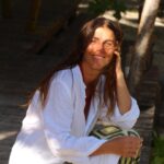 María Fernanda Yépes Instagram - Y así despido este mes de Febrero… Donde para mí fue como una montaña rusa de emociones. Morí… Nací … Dejé atrás un dolor.. Lo quemé, lo solté y lo transformé en flores, aprendizajes y colores 🌈✨ y volví a sonreír…. POR QUE LA VIDA EMPIEZA MUCHAS VECES!!!! Y tú? Como despides este mes?