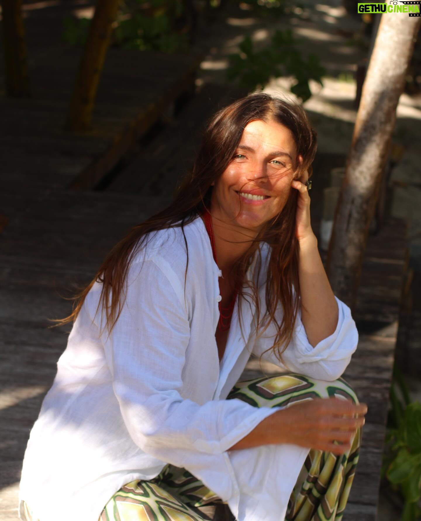 María Fernanda Yépes Instagram - Y así despido este mes de Febrero… Donde para mí fue como una montaña rusa de emociones. Morí… Nací … Dejé atrás un dolor.. Lo quemé, lo solté y lo transformé en flores, aprendizajes y colores 🌈✨ y volví a sonreír…. POR QUE LA VIDA EMPIEZA MUCHAS VECES!!!! Y tú? Como despides este mes?