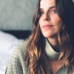 María Fernanda Yépes Instagram - Me gustan mis arrugas, esas líneas de expresión que con el pasar de los años se van dibujando en mi cara. No pretendo borrarlas, no las quiero esconder, para mi son un hermoso reflejo de VIDA!!! Estoy en mis 40 y no escondo mi edad. Me encanta esta etapa en la que me reconozco madura, segura , sin complejos ni carencias. Me gusta cuidarme y darle a mi cuerpo lo que necesita sin necesidad de dañarlo. Atrás pasaron esos años de querer encajar, de querer pertenecer a un estereotipo de belleza que me dictaba la moda del momento. Hoy me siento segura en mi piel, me reconozco infinita, valiosa, serena. Hoy más que nunca celebro mis años, mis batallas ganadas, el camino recorrido… Gracias querida Sandra por entender esas necesidades y respetar lo que no estoy dispuesta a hacer. gracias por cuidar de mi piel e integridad de la forma más amorosa y sagrada 💚 @presenzaclinica
