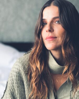 María Fernanda Yépes Instagram - Me gustan mis arrugas, esas líneas de expresión que con el pasar de los años se van dibujando en mi cara.
No pretendo borrarlas, no las quiero esconder, para mi son un hermoso reflejo de VIDA!!! 
Estoy en mis 40 y no escondo mi edad. Me encanta esta etapa en la que me reconozco madura, segura , sin complejos ni carencias.

Me gusta cuidarme y darle a mi cuerpo lo que necesita sin necesidad de dañarlo. 
Atrás pasaron esos años de querer encajar, de querer pertenecer a un estereotipo de belleza que me dictaba la moda del momento.

Hoy me siento segura en mi piel, me reconozco infinita, valiosa, serena. Hoy más que nunca celebro mis años, mis batallas ganadas, el camino recorrido…
Gracias querida Sandra por entender esas necesidades y respetar lo que no estoy dispuesta a hacer. 

gracias por cuidar de mi piel e integridad de la forma más amorosa y sagrada 💚

@presenzaclinica