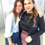 María Fernanda Yépes Instagram - Me gustan mis arrugas, esas líneas de expresión que con el pasar de los años se van dibujando en mi cara. No pretendo borrarlas, no las quiero esconder, para mi son un hermoso reflejo de VIDA!!! Estoy en mis 40 y no escondo mi edad. Me encanta esta etapa en la que me reconozco madura, segura , sin complejos ni carencias. Me gusta cuidarme y darle a mi cuerpo lo que necesita sin necesidad de dañarlo. Atrás pasaron esos años de querer encajar, de querer pertenecer a un estereotipo de belleza que me dictaba la moda del momento. Hoy me siento segura en mi piel, me reconozco infinita, valiosa, serena. Hoy más que nunca celebro mis años, mis batallas ganadas, el camino recorrido… Gracias querida Sandra por entender esas necesidades y respetar lo que no estoy dispuesta a hacer. gracias por cuidar de mi piel e integridad de la forma más amorosa y sagrada 💚 @presenzaclinica