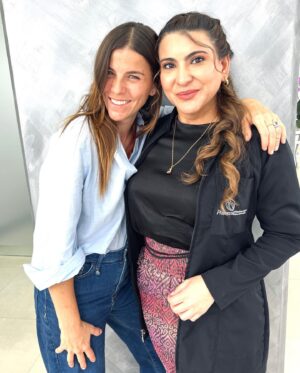 María Fernanda Yépes Instagram - Me gustan mis arrugas, esas líneas de expresión que con el pasar de los años se van dibujando en mi cara.
No pretendo borrarlas, no las quiero esconder, para mi son un hermoso reflejo de VIDA!!! 
Estoy en mis 40 y no escondo mi edad. Me encanta esta etapa en la que me reconozco madura, segura , sin complejos ni carencias.

Me gusta cuidarme y darle a mi cuerpo lo que necesita sin necesidad de dañarlo. 
Atrás pasaron esos años de querer encajar, de querer pertenecer a un estereotipo de belleza que me dictaba la moda del momento.

Hoy me siento segura en mi piel, me reconozco infinita, valiosa, serena. Hoy más que nunca celebro mis años, mis batallas ganadas, el camino recorrido…
Gracias querida Sandra por entender esas necesidades y respetar lo que no estoy dispuesta a hacer. 

gracias por cuidar de mi piel e integridad de la forma más amorosa y sagrada 💚

@presenzaclinica