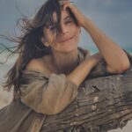 María Fernanda Yépes Instagram - Quién más por aquí como yo fan del sol, el mar y la vitamina D☀️ de FELICIDAD? Yo para esto estoy tranquila, me protejo con mi 👇🏼 @larocheposay #antheliosuvmune400 #larocheposaycol#publicidad 📷 @artofayni 👜 @gaelatulumofficial