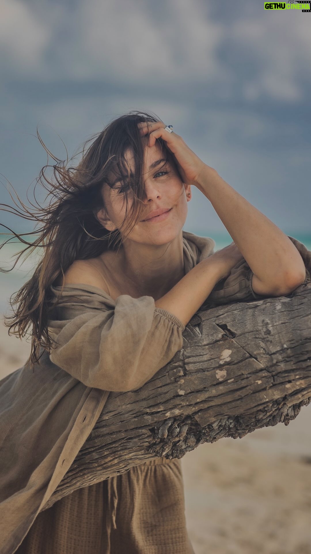María Fernanda Yépes Instagram - Quién más por aquí como yo fan del sol, el mar y la vitamina D☀️ de FELICIDAD? Yo para esto estoy tranquila, me protejo con mi 👇🏼 @larocheposay #antheliosuvmune400 #larocheposaycol#publicidad 📷 @artofayni 👜 @gaelatulumofficial