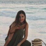 María Fernanda Yépes Instagram - Retrato infraganti de una tarde serena frente al 🌊 Gracias 💕 @kriziasalemi