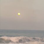 María Fernanda Yépes Instagram - Primera Luna llena del año … Amigos, risas … Un perrito bonito… Y un fueguito frente al mar Pa’ Que Mas!!! 🌴 Y esta reina de la sierra @toyamontoya 🫶🏻🤍 felicidad total!!!!! #thisisliving @coronacolombia_