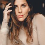 María Fernanda Yépes Instagram - Sentirse comodo en la piel…. Parece fácil decirlo, pero en realidad es un trabajo largo y arduo de consciencia de aceptación y celebración a uno mismo. De romper mil moldes y mandarlos al infierno. No les ha pasado que por lo general no nos sentimos complet@s? Siempre nos falta algo. Más pelo, más pestañas, más pechos, menos pechos, más cola, menos cola, más labios, ser mas flaca, más alta , más chica… siempre nos han orientado a ver lo que no tenemoa, lo que carecemos. Entonces nos bombardean todo el tiempo a tener que arreglarlo de alguna forma, o taparlo, poner, quitar, mejorar, arreglar… ufff que cansancio!!!! Y así nos pasamos la vida, en una constante queja de carencia, sin poder salir al mundo celebrando lo que somos sin que haya una duda. Basta ya de comernos el cuento de la Estética y los ideales de belleza. Cambiemos el foco chic@s. Salgámonos ya de ciertas narrativas que solo hacen que cada vez nos sintamos más incomplet@s. Por que nada nos satisface. Siempre algo se podría cambiar o arreglar. Vamos a celébranos tal cual y cómo somos. Seres perfectos de la creación. 🤍🫶🏻✨no nos falta NADA, estamos COMPLETOS. Escribo esto por que últimamente me ha tenido muy inquieta este tema de la violencia estética Déjame un corazón si estás de acuerdo con esta reflexión. Te leo ✨ 📸: @esquedachris Mi body hermoso de @luniashapewear Que me hace sentir súper cómoda en mi piel!