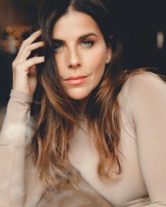 María Fernanda Yépes Instagram - Sentirse comodo en la piel…. Parece fácil decirlo, pero en realidad es un trabajo largo y arduo de consciencia de aceptación y celebración a uno mismo. De romper mil moldes y mandarlos al infierno. No les ha pasado que por lo general no nos sentimos complet@s? Siempre nos falta algo. Más pelo, más pestañas, más pechos, menos pechos, más cola, menos cola, más labios, ser mas flaca, más alta , más chica… siempre nos han orientado a ver lo que no tenemoa, lo que carecemos. Entonces nos bombardean todo el tiempo a tener que arreglarlo de alguna forma, o taparlo, poner, quitar, mejorar, arreglar… ufff que cansancio!!!! Y así nos pasamos la vida, en una constante queja de carencia, sin poder salir al mundo celebrando lo que somos sin que haya una duda. Basta ya de comernos el cuento de la Estética y los ideales de belleza. Cambiemos el foco chic@s. Salgámonos ya de ciertas narrativas que solo hacen que cada vez nos sintamos más incomplet@s. Por que nada nos satisface. Siempre algo se podría cambiar o arreglar. Vamos a celébranos tal cual y cómo somos. Seres perfectos de la creación. 🤍🫶🏻✨no nos falta NADA, estamos COMPLETOS. Escribo esto por que últimamente me ha tenido muy inquieta este tema de la violencia estética Déjame un corazón si estás de acuerdo con esta reflexión. Te leo ✨ 📸: @esquedachris Mi body hermoso de @luniashapewear Que me hace sentir súper cómoda en mi piel!