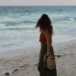 María Fernanda Yépes Instagram - Retrato infraganti de una tarde serena frente al 🌊 Gracias 💕 @kriziasalemi
